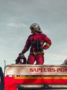 Photo d'un pompier sur un camion
